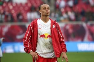 罗马诺：蓝军枪手等队关注哈维-西蒙斯 目前还未有报价或进行谈判