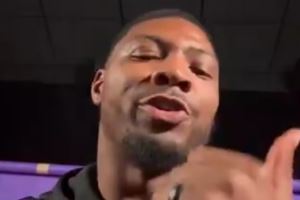 斯玛特录视频向湖人球迷打招呼：很兴奋能向你们展示我的能力🙂