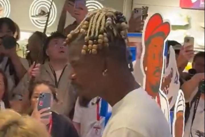 中国行有人喊“希尔德”😂巴特勒反应逗笑全场：法克8D！