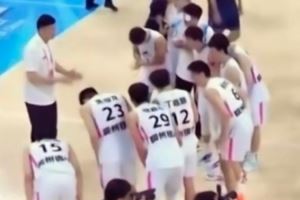 友谊第一！浙江全运男篮队员赛后集体向杜锋指导鞠躬致意