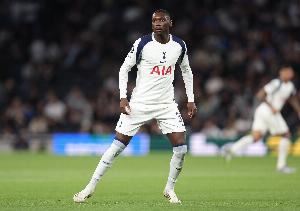 电讯报:科洛·穆阿尼佩戴定制面具训练,未知他是否能出战阿森纳